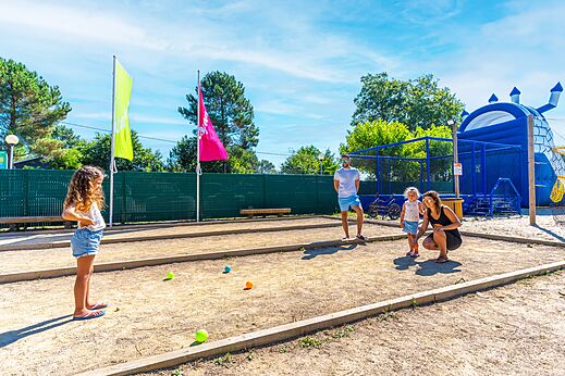 Petanca en familia en el camping CAPFUN Pomme de Pin en Saubion (40).