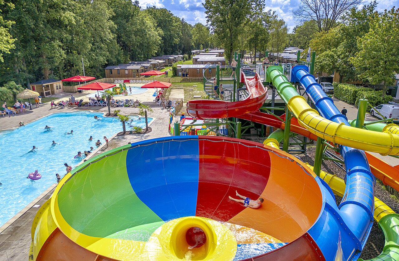 Tobog�n acu�tico gigante, piscina y Mobil-homes en camping CAPFUN Ponderosa en Ulicoten.