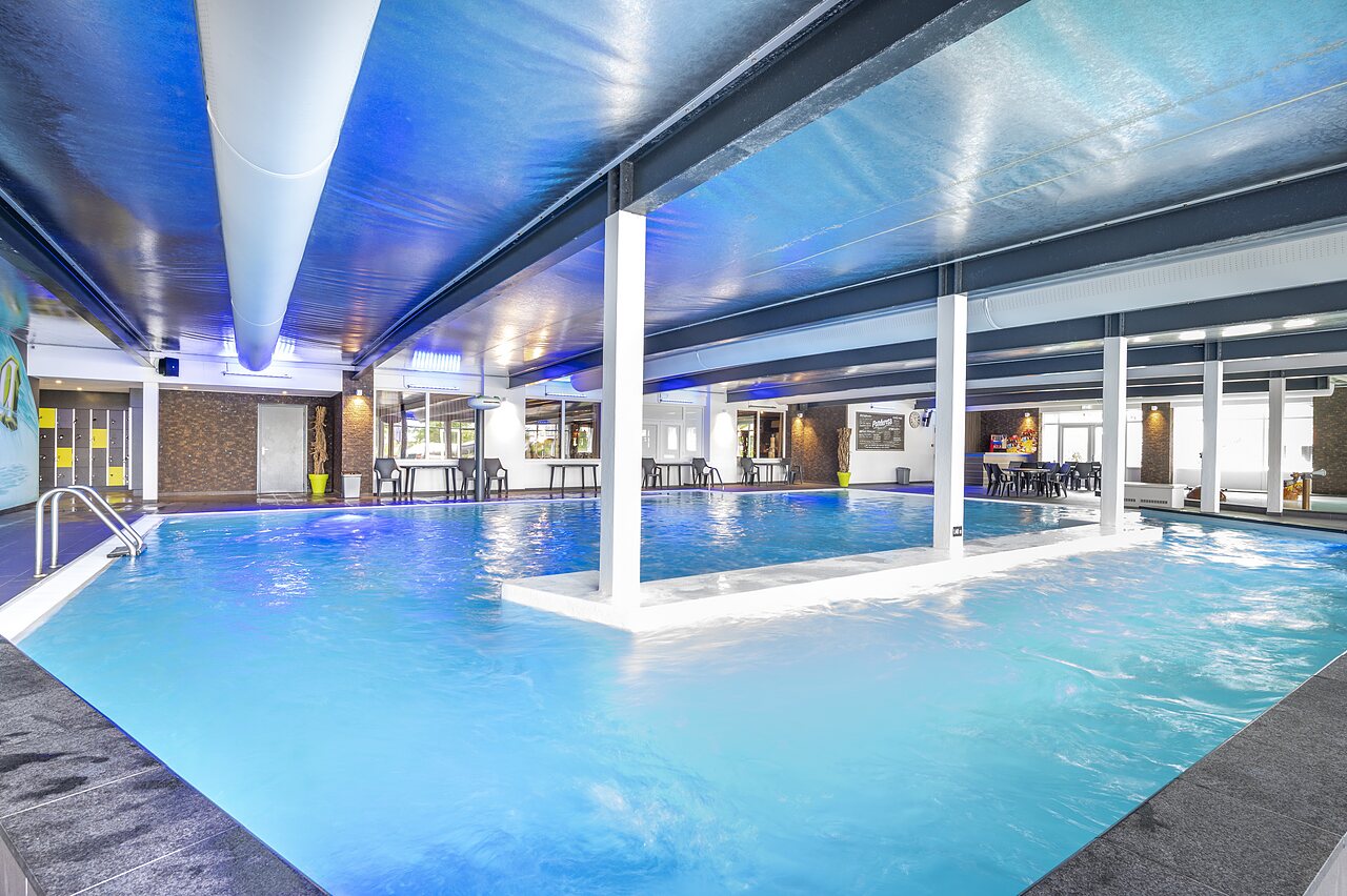 Piscina cubierta climatizada con iluminaci�n azul y zona de relax en el camping CAPFUN Ponderosa en Ulicoten.