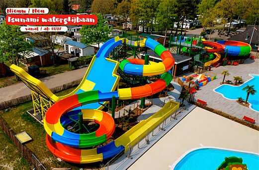 Toboganes acuáticos coloridos y piscina exterior en el camping CAPFUN Ponderosa en Ulicoten.
