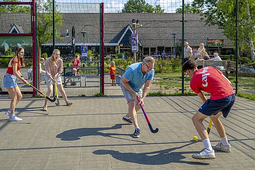 Partido de hockey en campo multideportivo en el camping CAPFUN Ponderosa en Ulicoten.