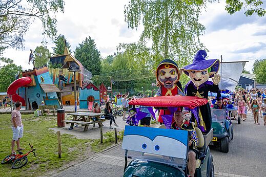 Desfile de mascotas y área de juegos en el camping CAPFUN Ponderosa en Ulicoten.