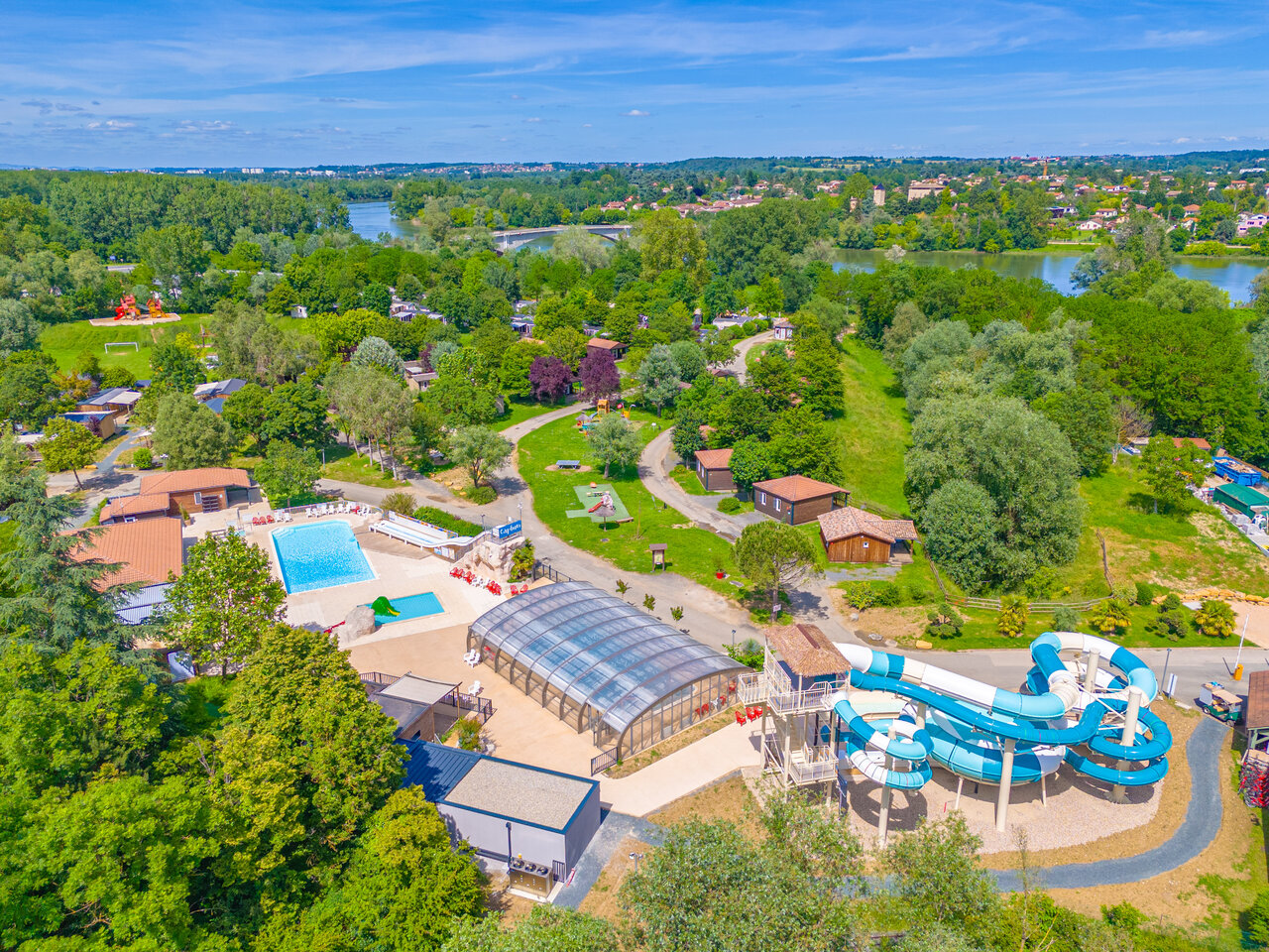 Parque acu�tico con toboganes y piscinas, vista a�rea en el camping CAPFUN Les Portes du Beaujolais en Anse (69).