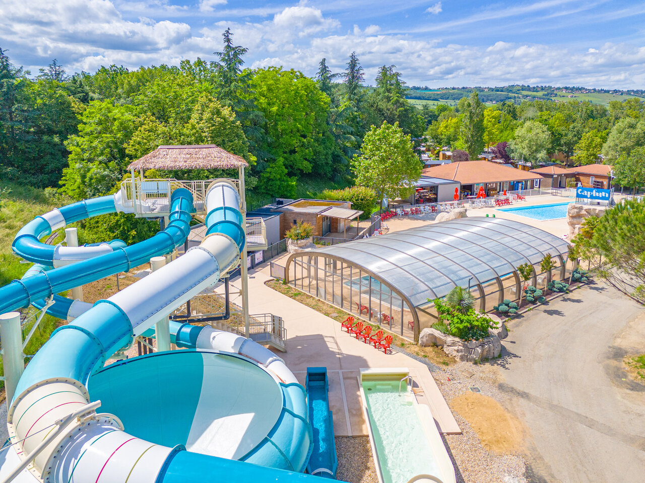 Toboganes, piscinas en el camping CAPFUN Les Portes du Beaujolais en Anse (69).