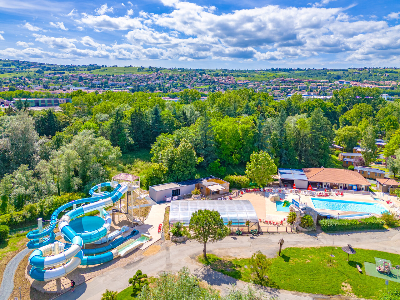 Toboganes gigantes, piscinas exteriores en camping CAPFUN Les Portes du Beaujolais en Anse (69).
