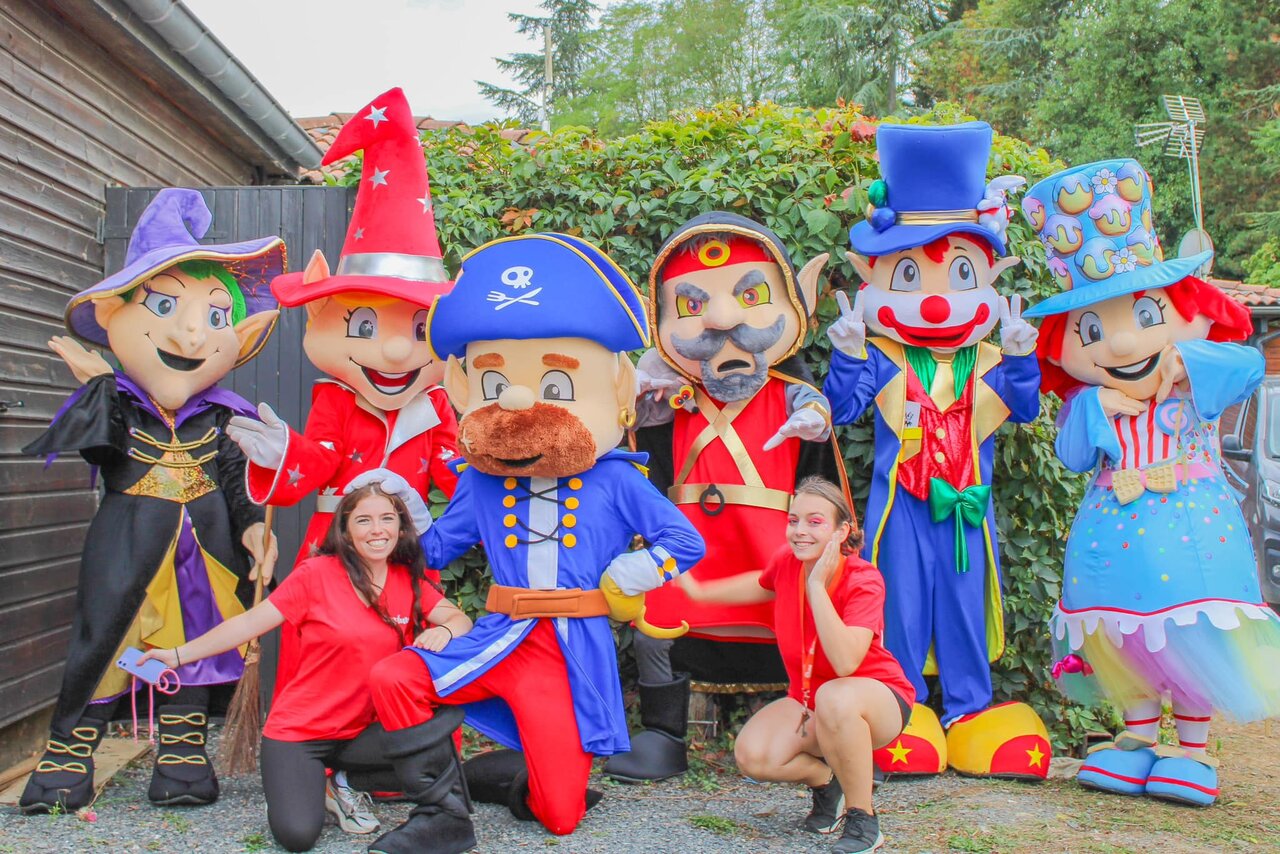 Mascotas coloridas y animadores sonrientes para la animaci�n en el camping CAPFUN Les Portes du Beaujolais.