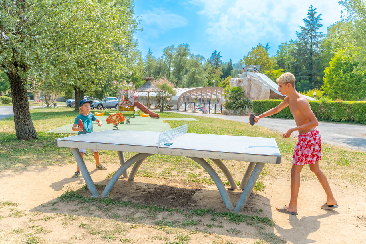 Ping-pong y �rea de juegos en camping CAPFUN Les Portes du Beaujolais en Anse (69).