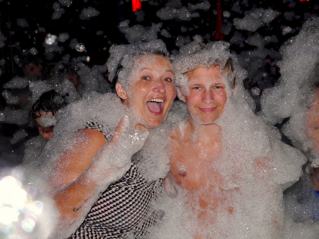 Ambiente festivo fiesta de la espuma en el camping CAPFUN Les Portes du Beaujolais en Anse (69).