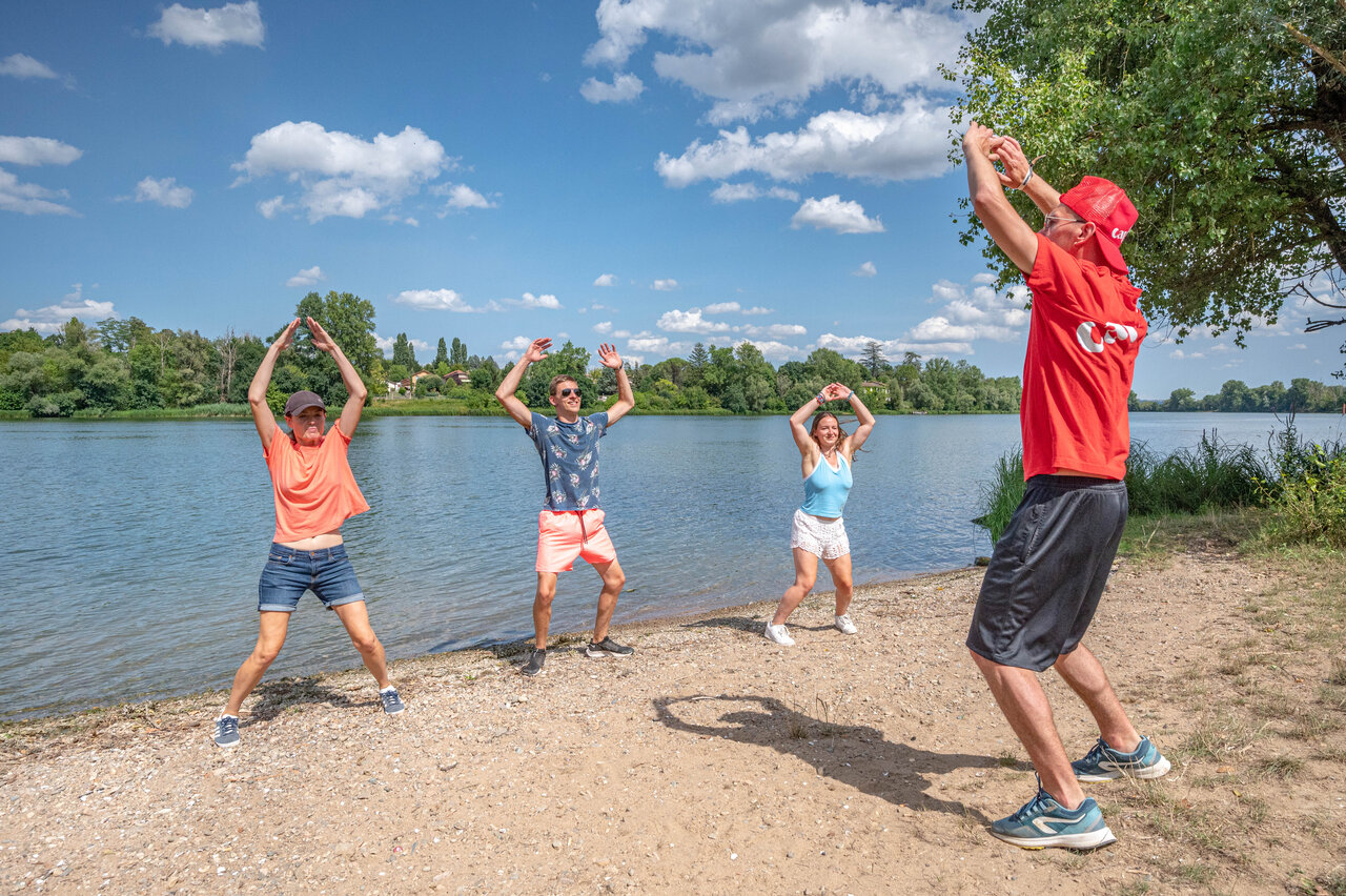 Animaci�n deportiva en grupo junto al agua en el camping CAPFUN Anse.