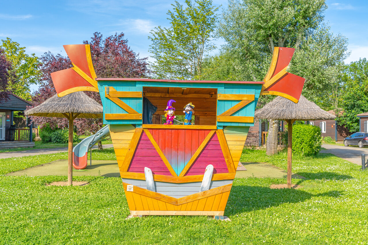 Teatro de marionetas, tobog�n en el camping CAPFUN Les Portes du Beaujolais en Anse.