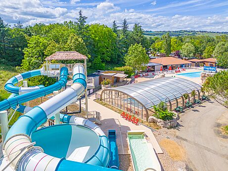 Toboganes y piscinas en el camping CAPFUN Les Portes du Beaujolais en Anse (69).