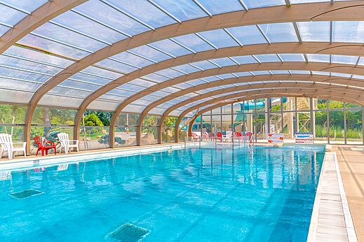 Piscina cubierta en el camping CAPFUN Les Portes du Beaujolais en Anse (69).