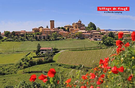 Pueblo medieval de Oingt, piedras doradas, viñedos de Beaujolais, para visitar cerca de Anse.