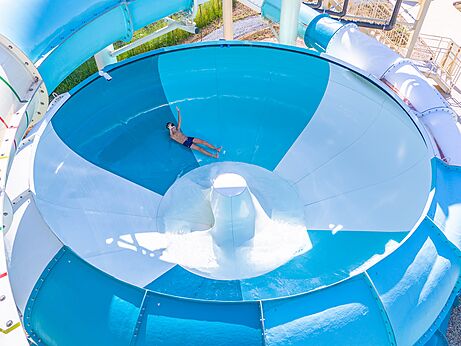 Tobogán acuático gigante en embudo, camping CAPFUN Les Portes du Beaujolais Anse.