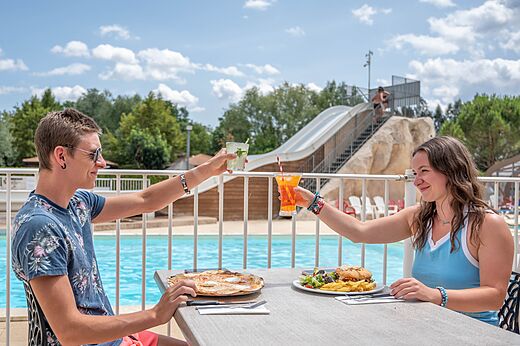 Restaurante, piscina, tobogán en CAPFUN Les Portes du Beaujolais Anse (69).