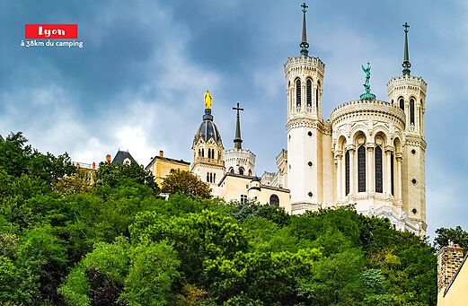 Basílica Notre-Dame de Fourvière, monumento emblemático para visitar en Lyon, Auvergne-Rhône-Alpes.
