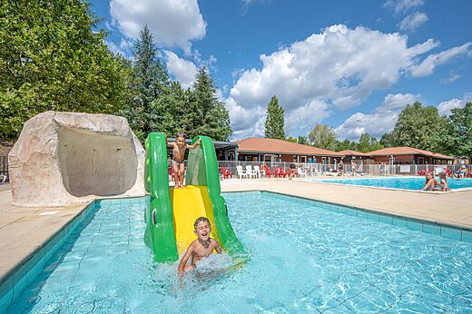 Tobogán acuático y piscina con niños en camping CAPFUN Les Portes du Beaujolais en Anse.
