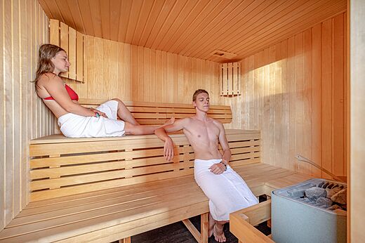 Sauna de madera con pareja en CAPFUN Les Portes du Beaujolais en Anse (69).