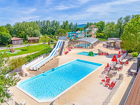 Piscinas, toboganes y restaurante en el camping CAPFUN Les Portes du Beaujolais Anse (69).