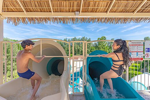 Toboganes acu�ticos en el camping CAPFUN Les Portes du Beaujolais en Anse.
