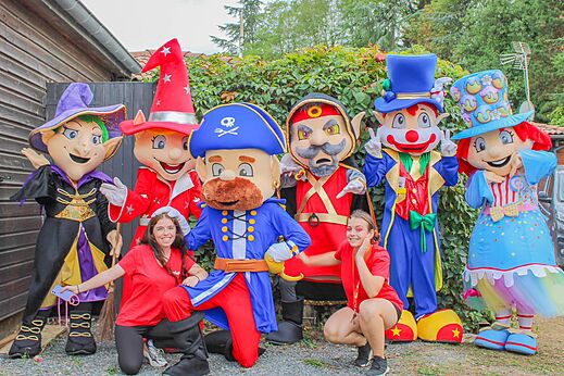 Mascotas y animadoras sonrientes para actividades en camping CAPFUN Les Portes du Beaujolais en Anse (69).