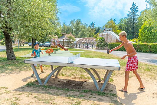 Ping-pong exterior para niños en el camping CAPFUN Les Portes du Beaujolais en Anse.