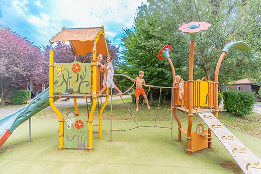 Parque infantil con toboganes en camping CAPFUN Les Portes du Beaujolais Anse (69).
