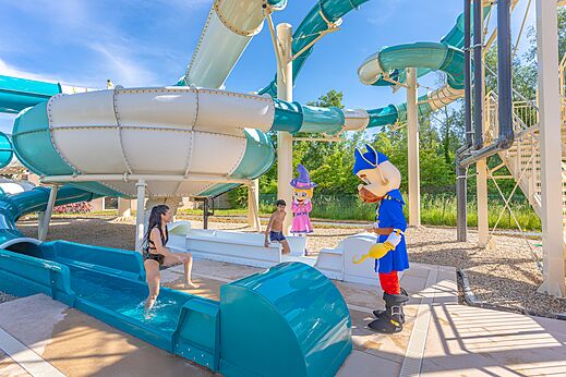 Toboganes acu�ticos y mascotas en el camping CAPFUN Les Portes du Beaujolais en Anse (69).