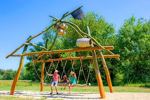 Columpio gigante de madera en el camping CAPFUN Les Portes du Beaujolais en Anse (69).