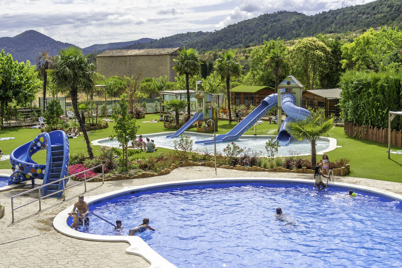 Piscina exterior con toboganes acu�ticos y juegos de agua en el camping CAPFUN Serra de Prades en Vilanova de Prades (43).