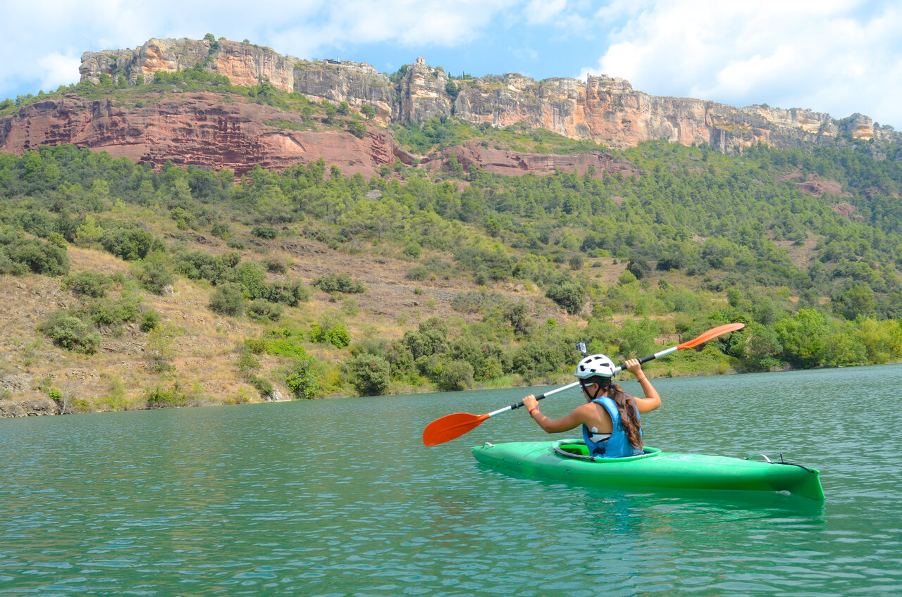 Kayak en el lago con acantilados rocosos en camping CAPFUN Serra de Prades (43).