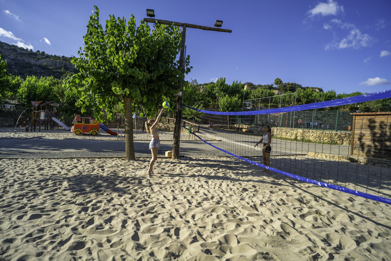 V�ley playa en arena y zona de juegos en el camping CAPFUN Serra de Prades en Vilanova de Prades (43).