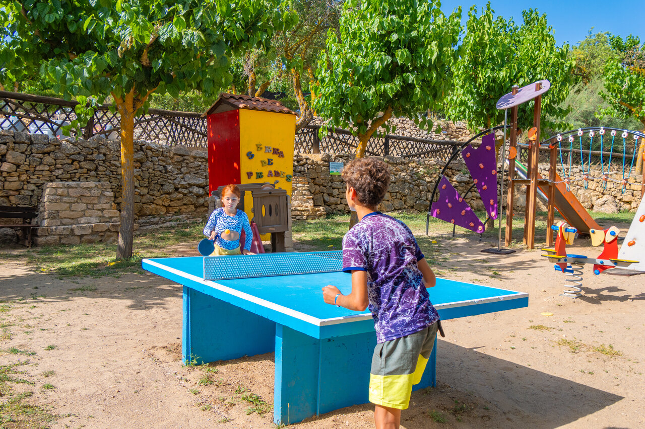 Ni�os jugando al tenis de mesa en zona de juegos en el camping CAPFUN Serra de Prades en Vilanova de Prades (43).