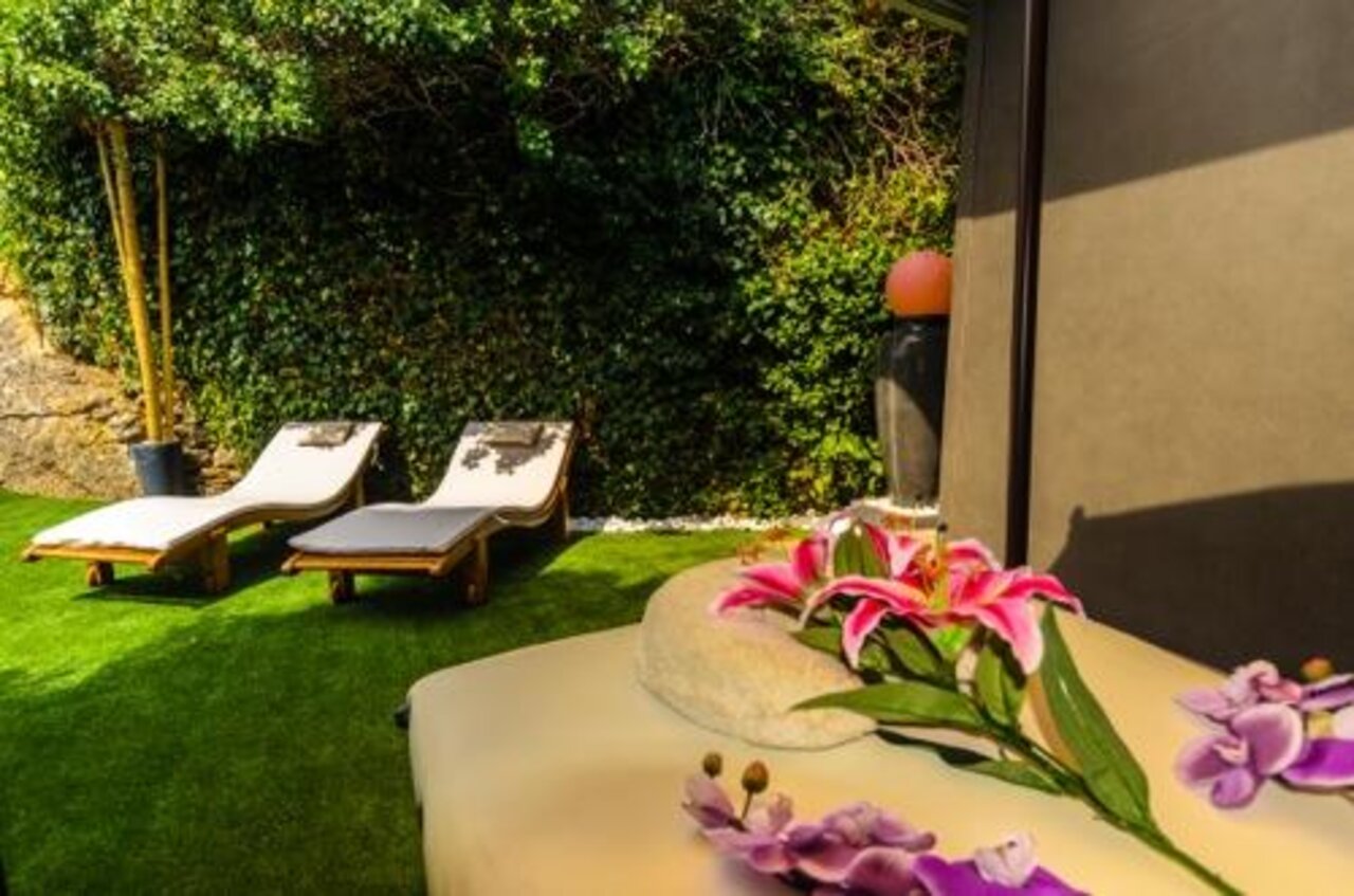 Zona de spa exterior con tumbonas en el camping CAPFUN Serra de Prades en Vilanova de Prades (43).