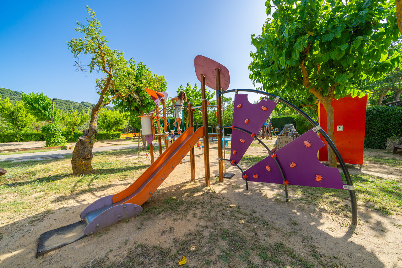 Parque infantil con tobog�n y estructuras de escalada en camping CAPFUN Serra de Prades (43).