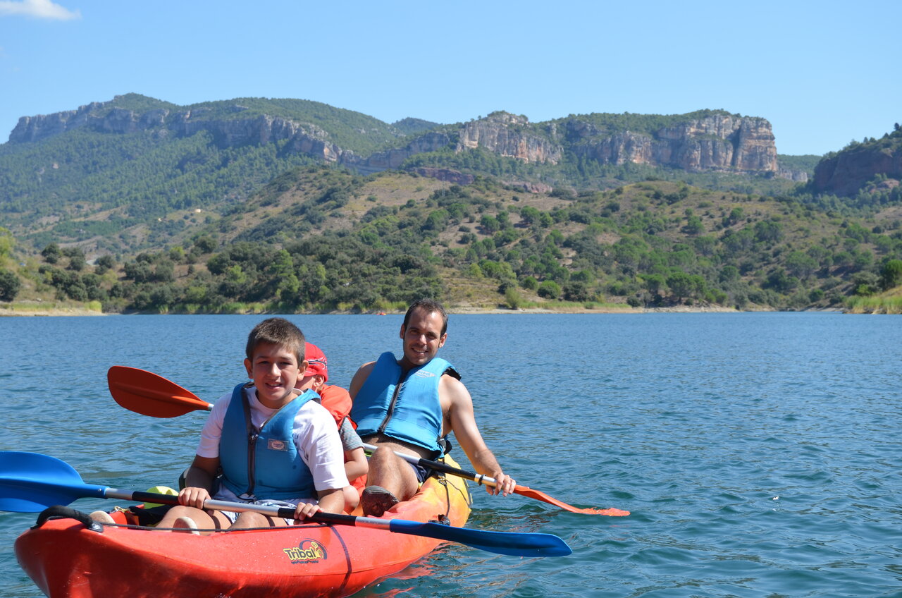 Kayak en lago con padre e hijo, en el camping CAPFUN Serra de Prades en Vilanova de Prades (43).