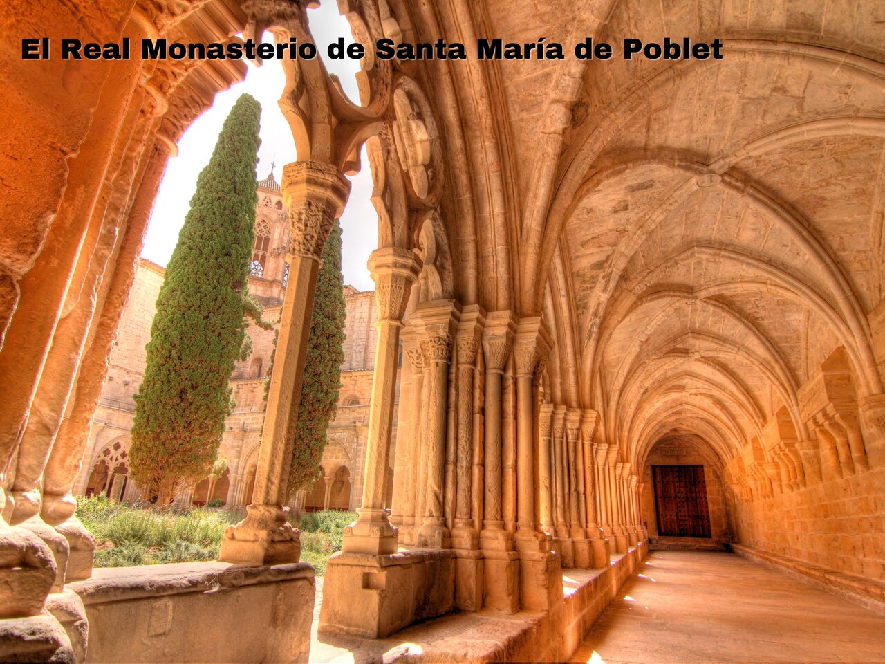 Claustro hist�rico del Monasterio de Poblet, sitio UNESCO, para visitar cerca de Vilanova de Prades.