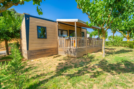 Mobil-home moderno con terraza de madera en el camping CAPFUN Serra de Prades.