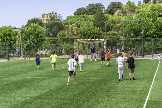 Campo multideporte con niños jugando fútbol en el camping CAPFUN Serra de Prades en Vilanova de Prades (43).