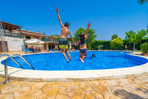 Piscina exterior, niños, en el camping CAPFUN Serra de Prades en Vilanova de Prades (43).
