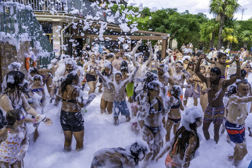 Animación de espuma festiva para todos en el camping CAPFUN Serra de Prades en Vilanova de Prades (43).