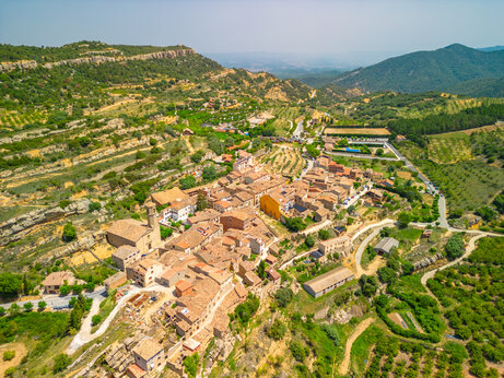 Vista a�rea del pueblo de Vilanova de Prades en Catalu�a, Espa�a.