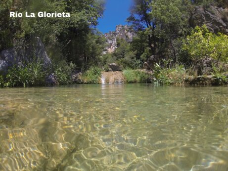 Río La Glorieta, río natural con cascada y vegetación exuberante cerca de Vilanova de Prades.