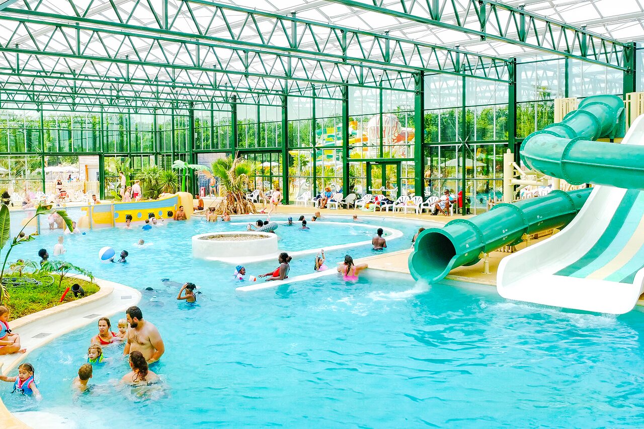 Piscina cubierta, toboganes, zona de juegos en el camping VAGUES OCEANES Cerca de la Fontaine en Gouaix (77).