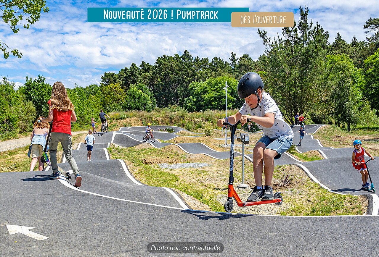 Pumptrack para ni�os en patinete y bicicleta en el camping VAGUES OCEANES cerca de Gouaix (77).