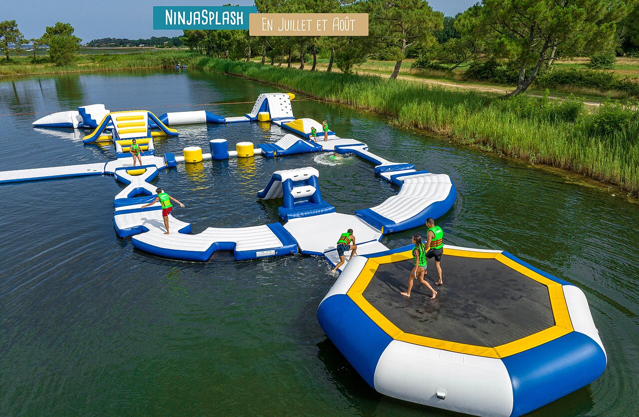 Parque acu�tico inflable Ninjasplash en camping VAGUES OCEANES Gouaix.