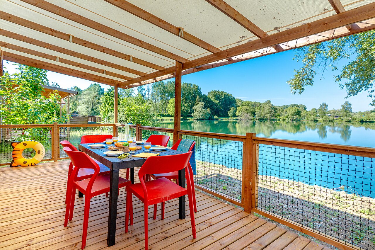 Terraza de Mobil-home, desayuno, vista al lago en el camping VAGUES OCEANES Pr�s de la Fontaine � Gouaix (77).
