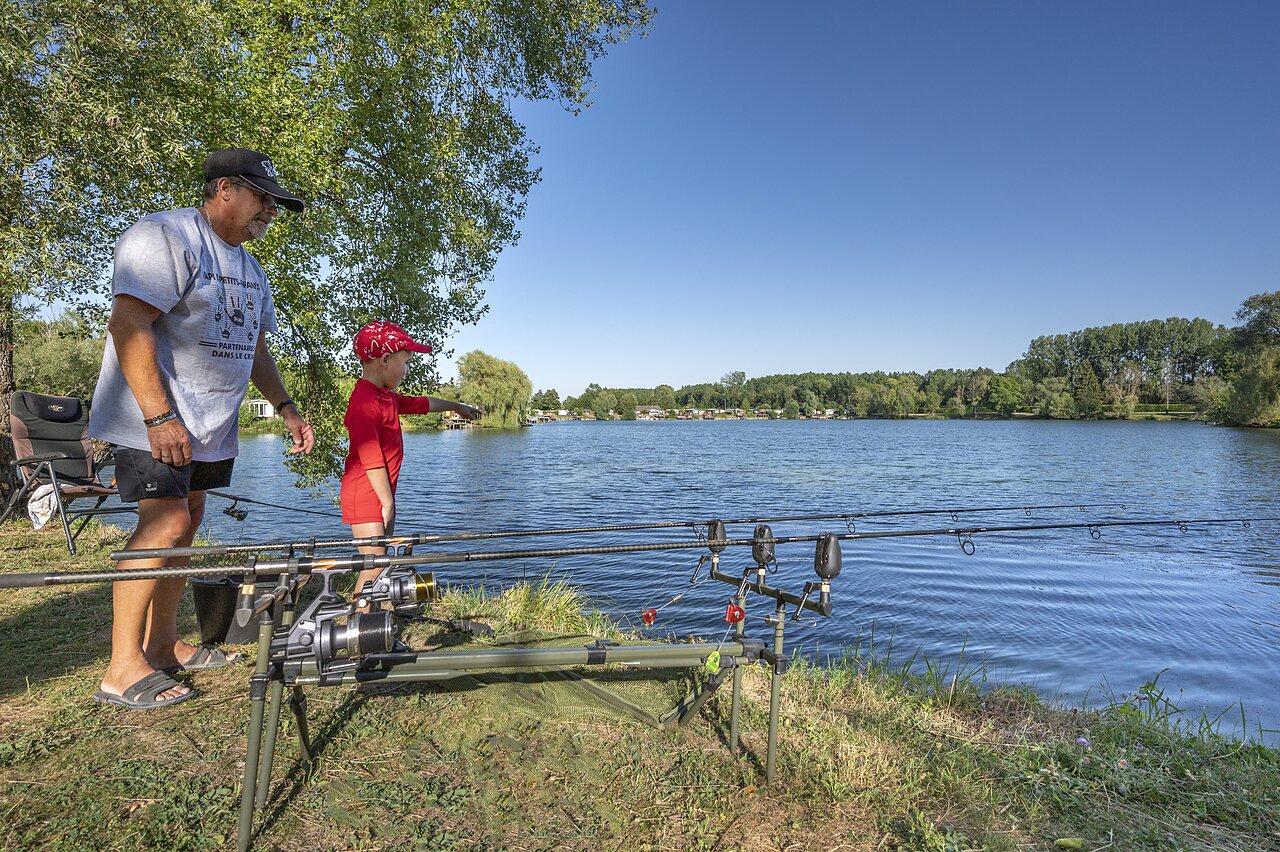 Pesca en lago con ni�o, ca�as, camping VAGUES OCEANES en Gouaix (77).