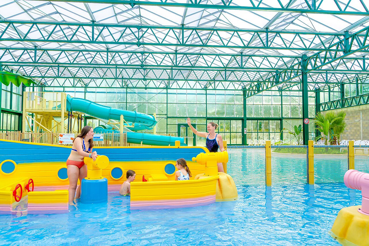 Piscina cubierta con toboganes y juegos acu�ticos en el camping VAGUES OCEANES en Gouaix.