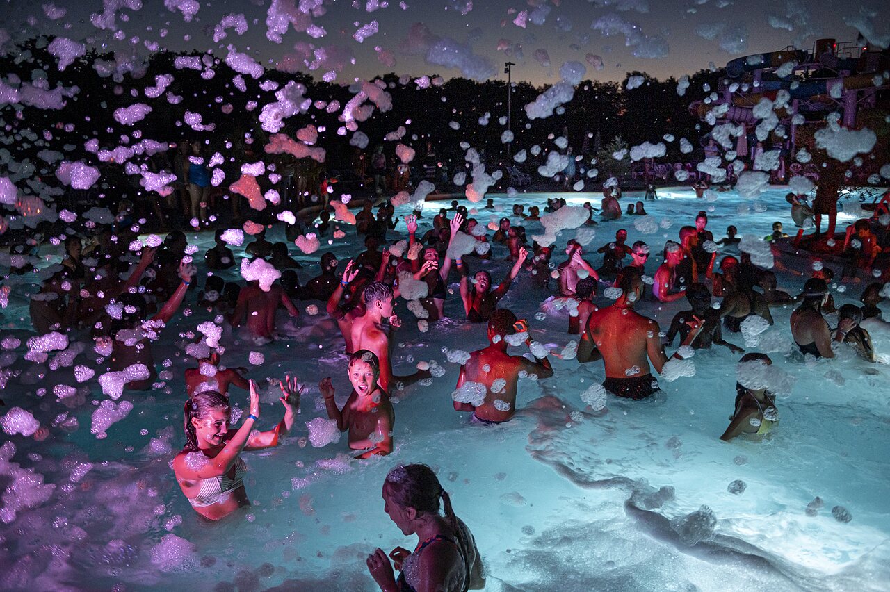 Fiesta de la espuma nocturna en la piscina del camping VAGUES OCEANES Cerca de la Fuente en Gouaix (77).